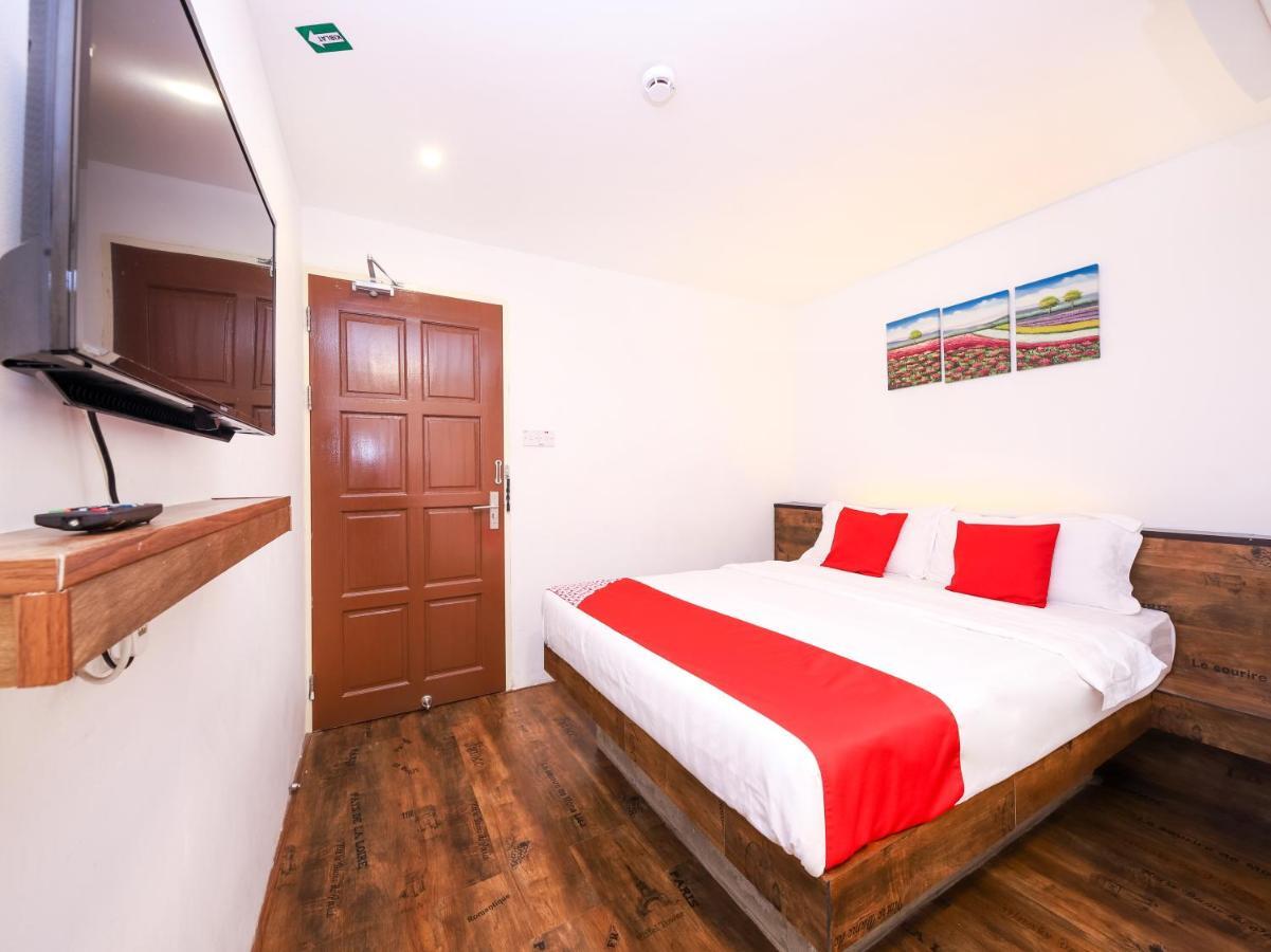 OYO 836 Mandurah Room&Cafe Kuching Exterior foto